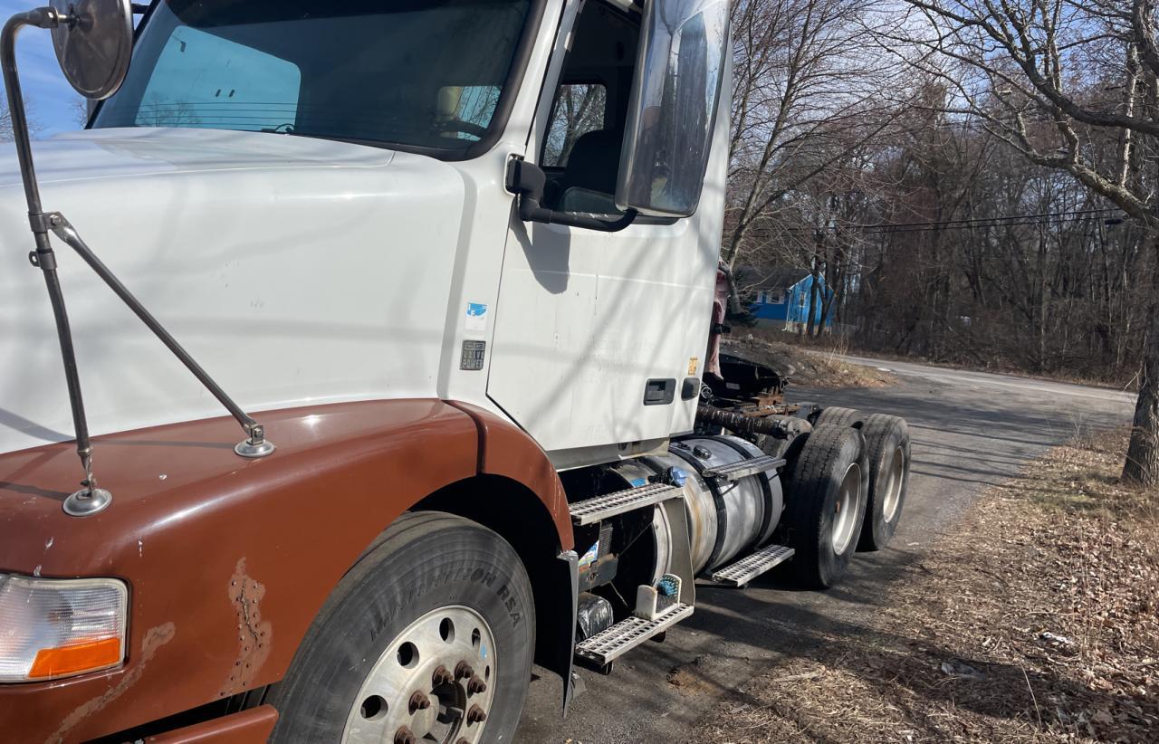 2013 VOLVO Vn
