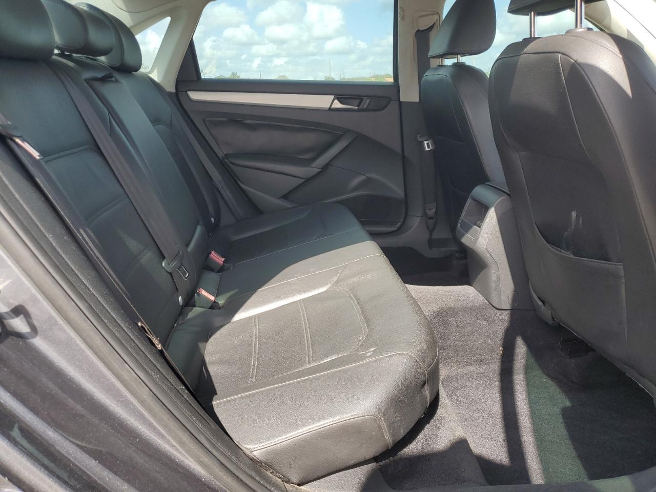2012 VOLKSWAGEN Passat