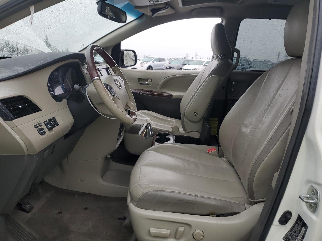 2011 TOYOTA SIENNA