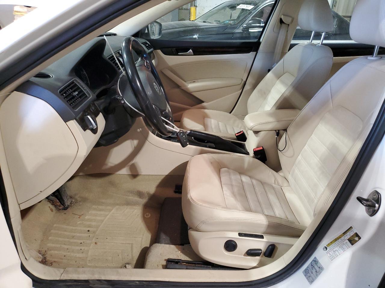 2014 VOLKSWAGEN Passat