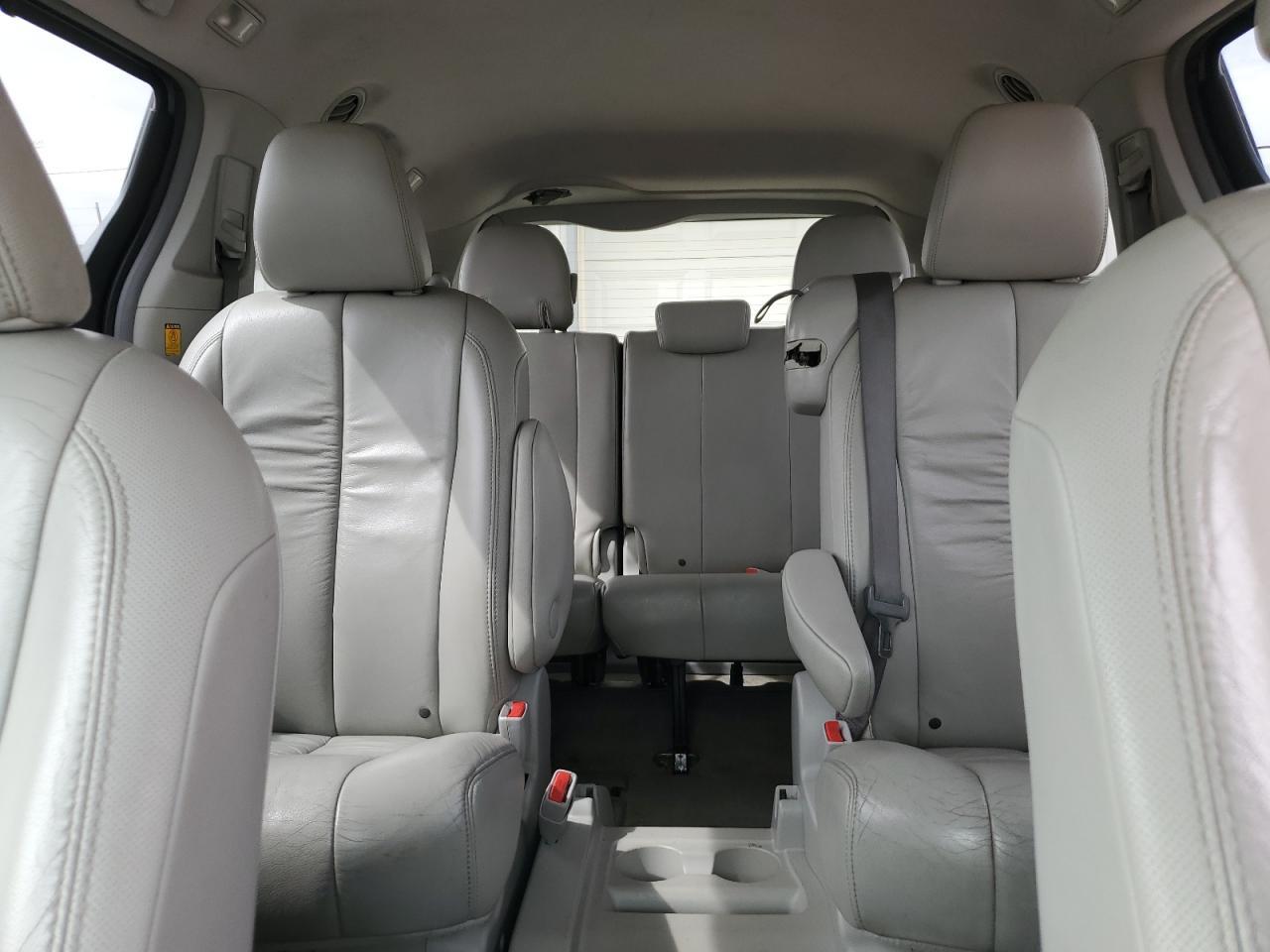 2011 TOYOTA SIENNA