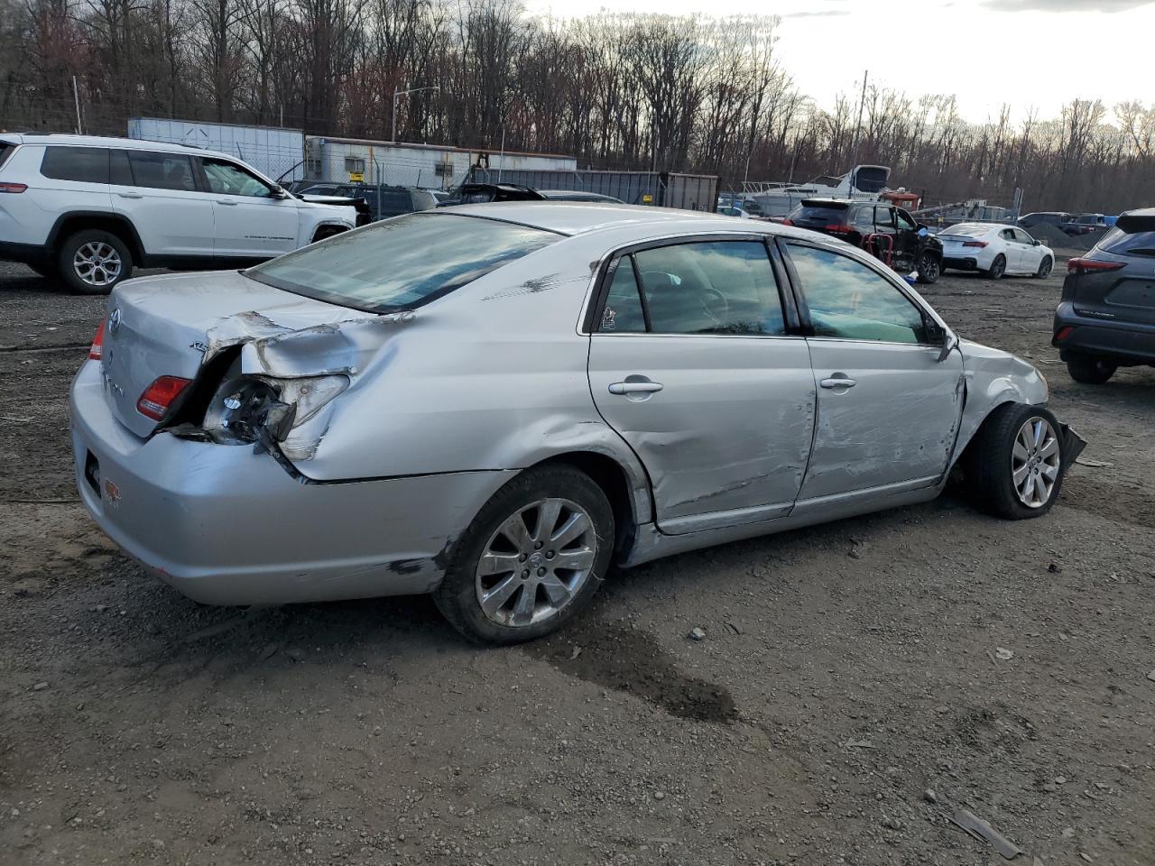 2005 TOYOTA Avalon