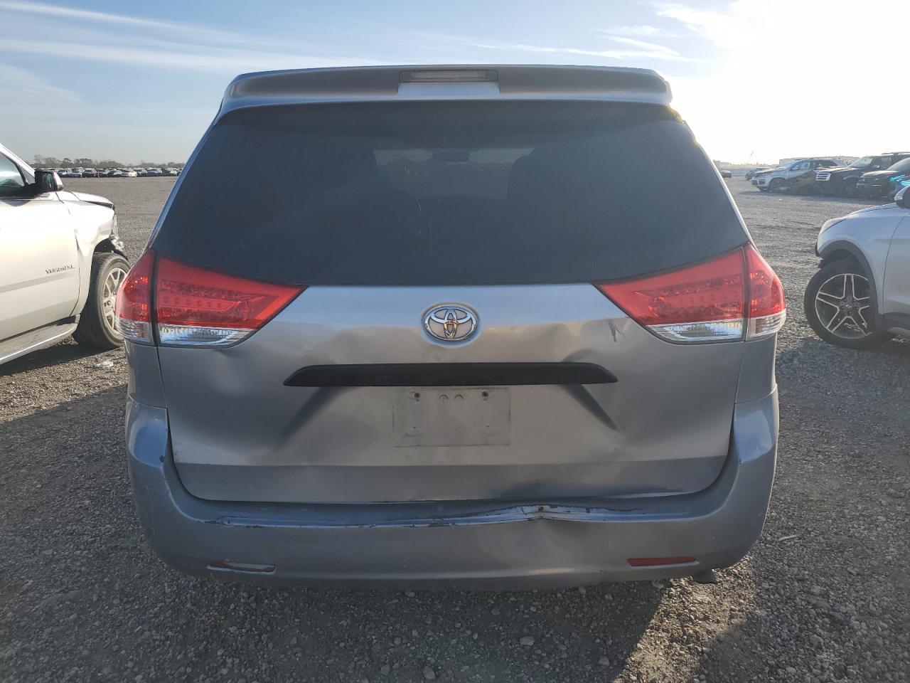 2011 TOYOTA SIENNA