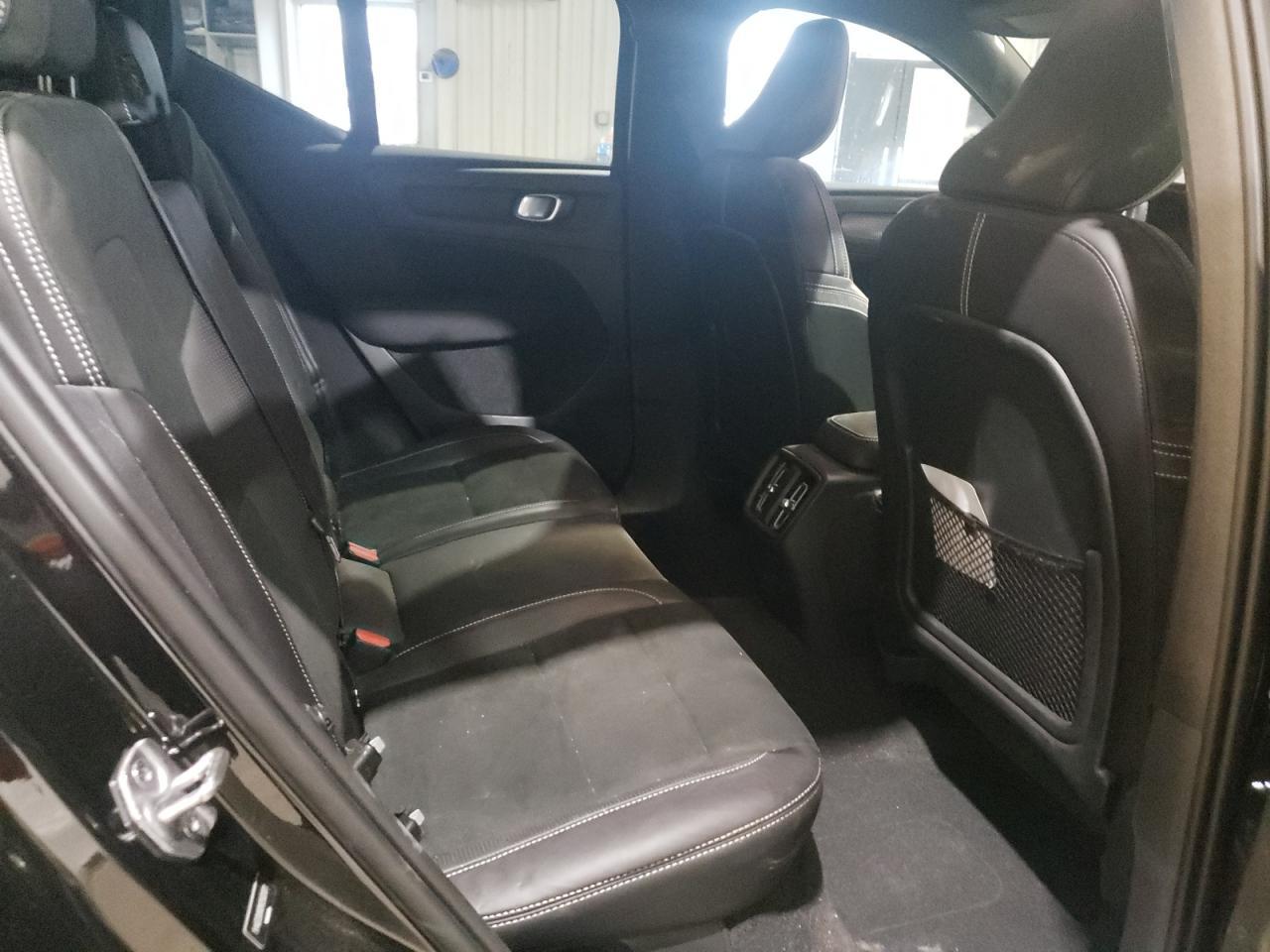 2021 VOLVO XC40