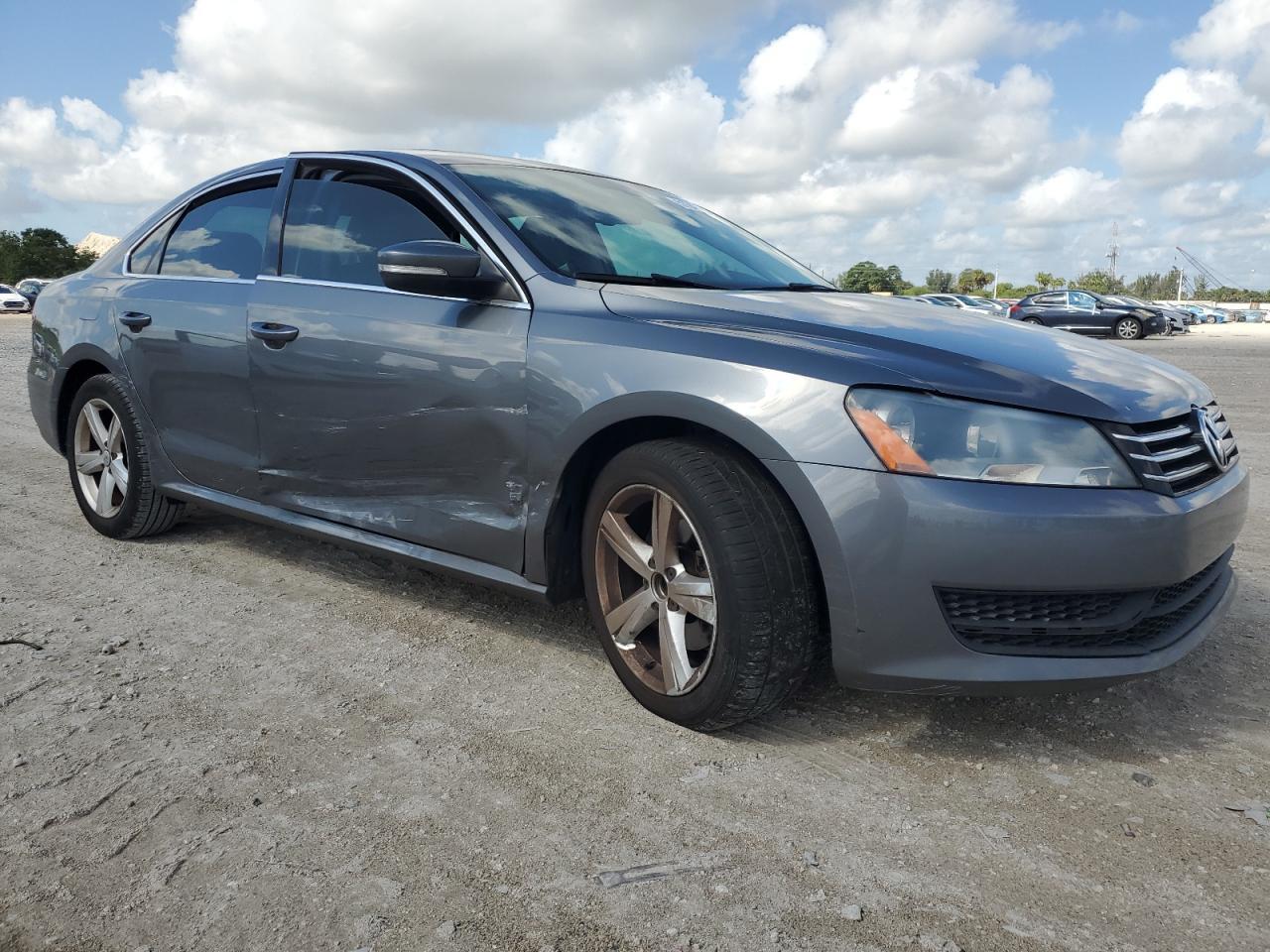 2012 VOLKSWAGEN Passat