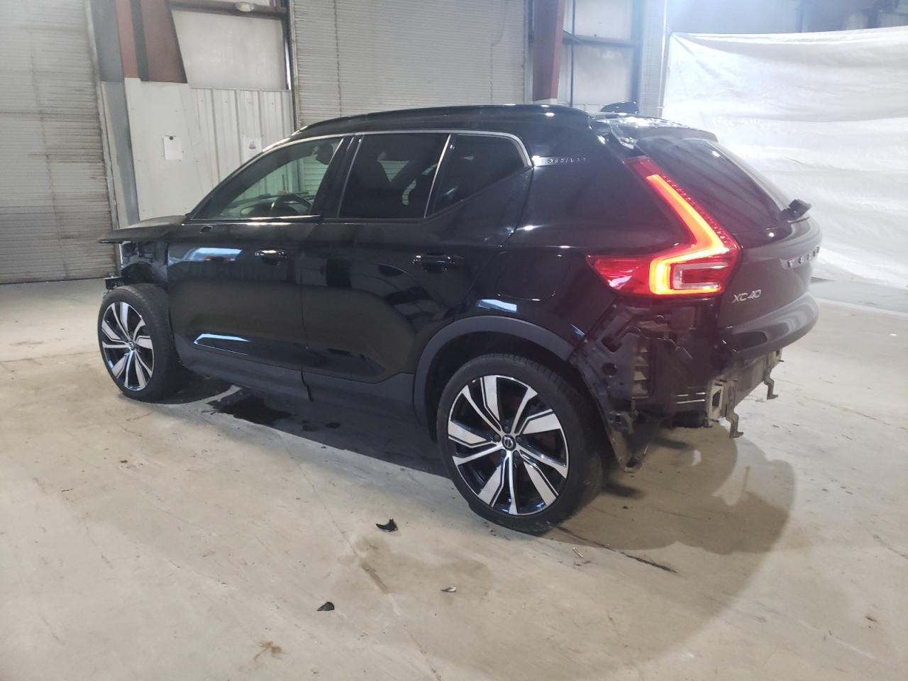 2021 VOLVO XC40