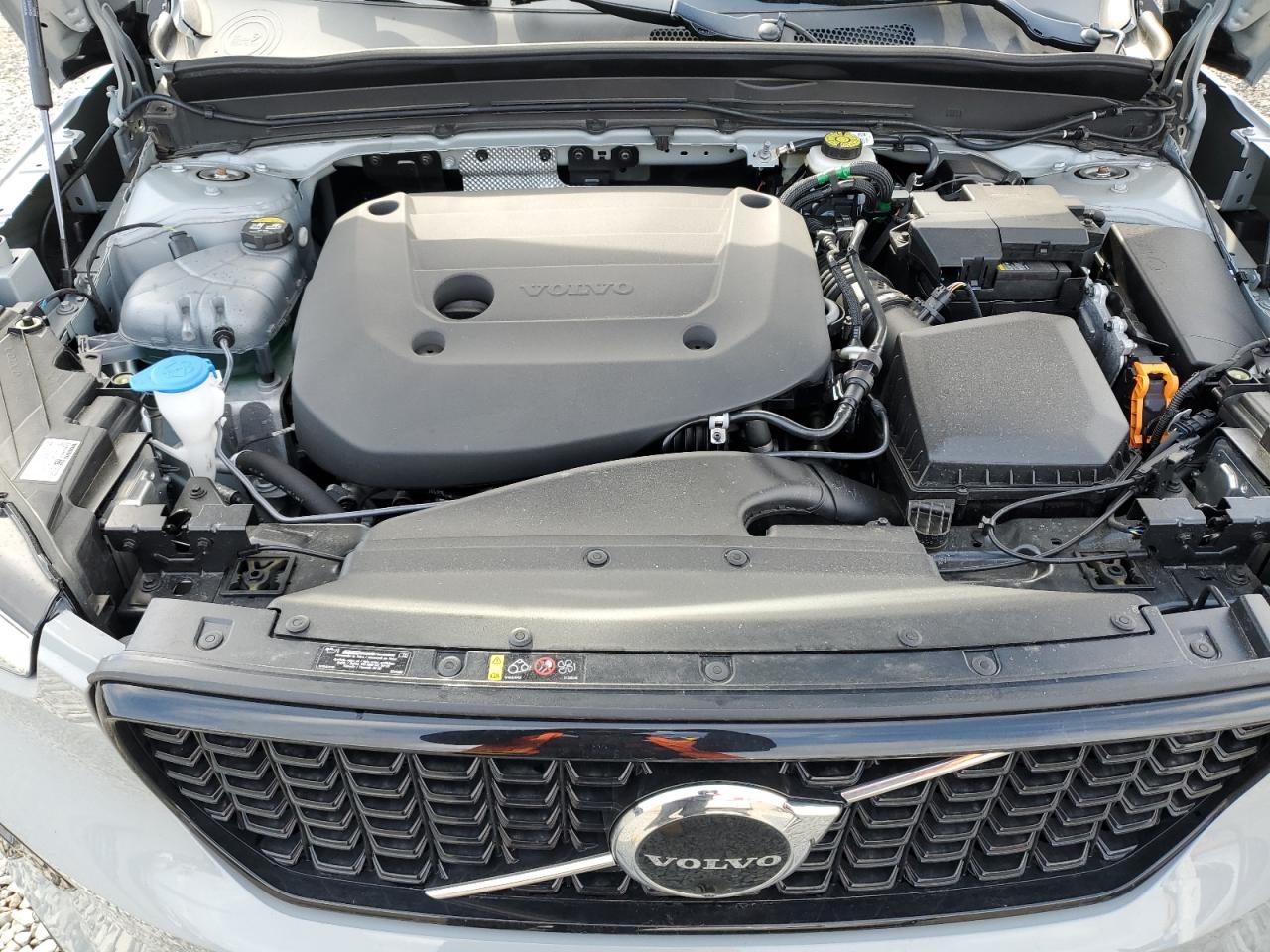 2024 VOLVO XC40