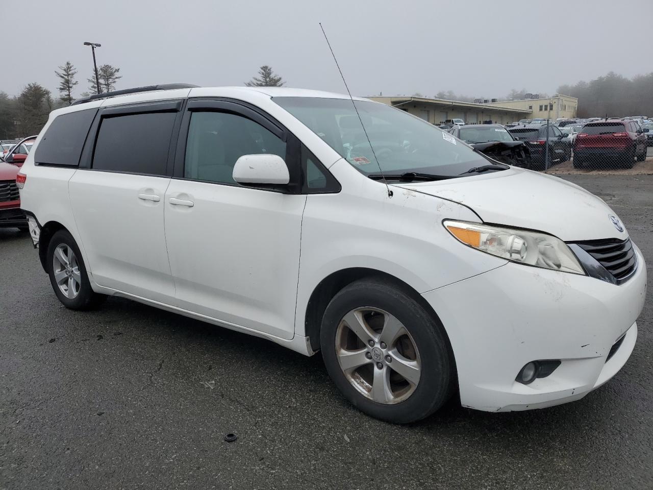 2011 TOYOTA SIENNA