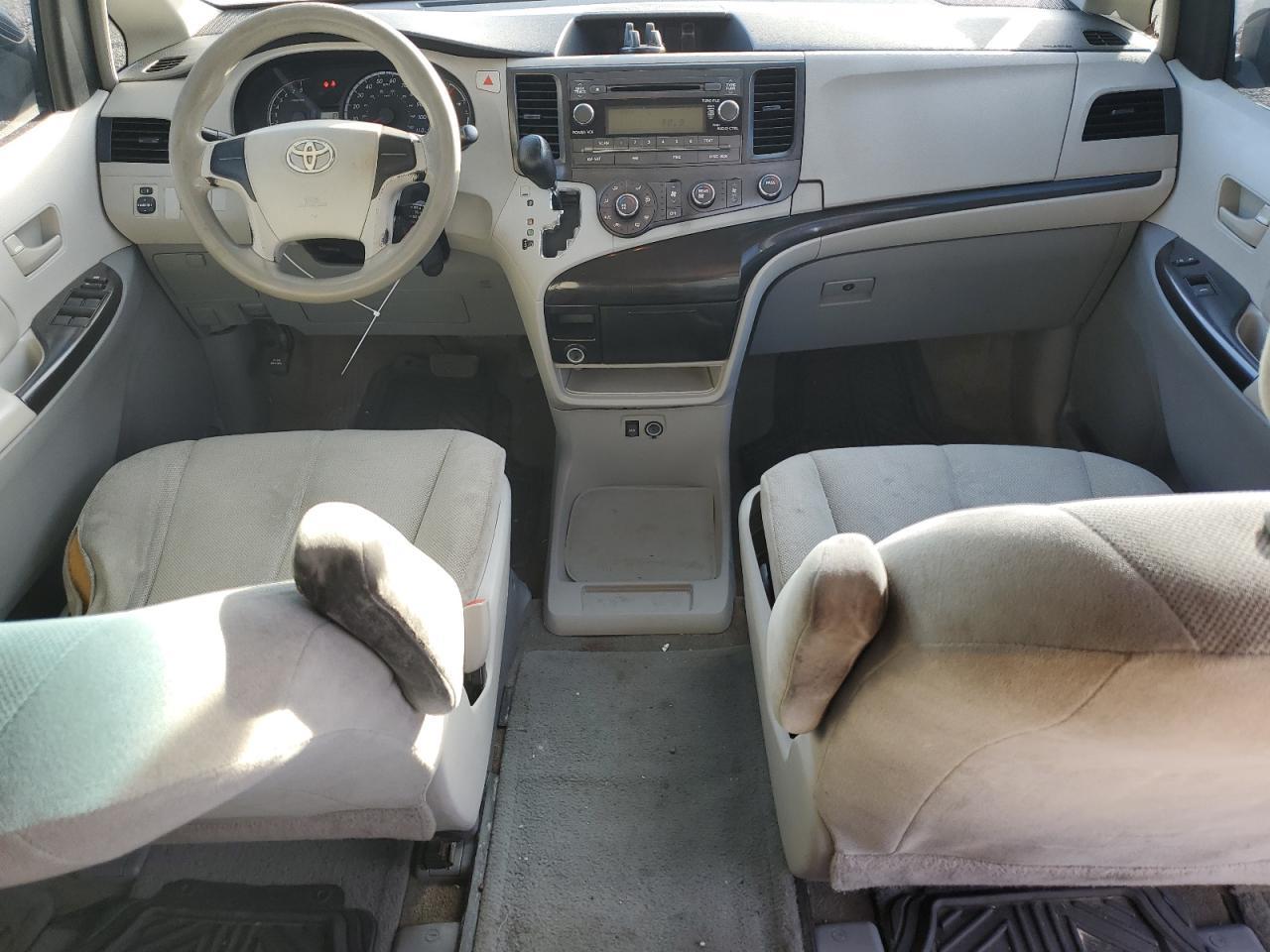 2011 TOYOTA SIENNA