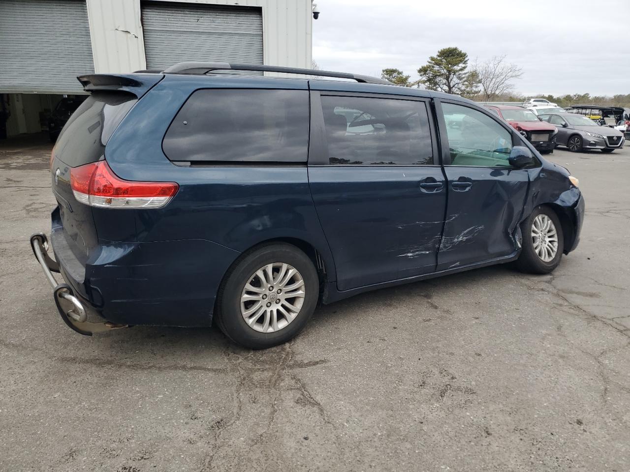2011 TOYOTA SIENNA