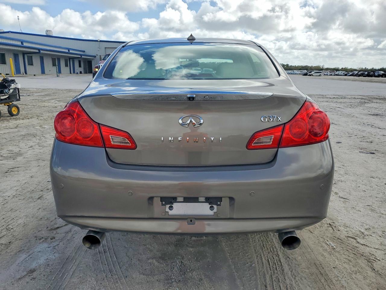 2011 INFINITI G37