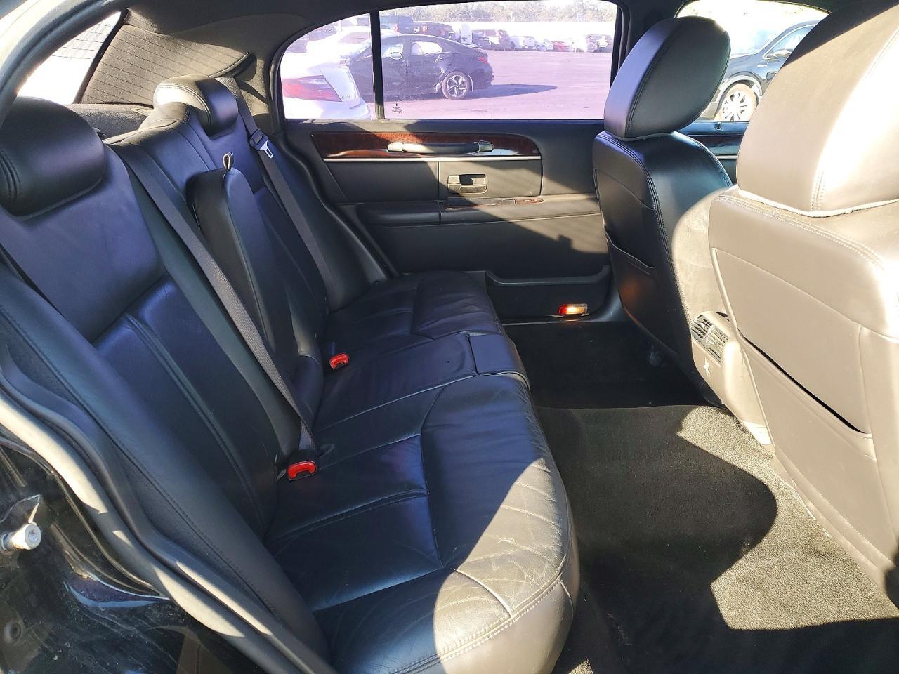 2011 LINCOLN Town Car