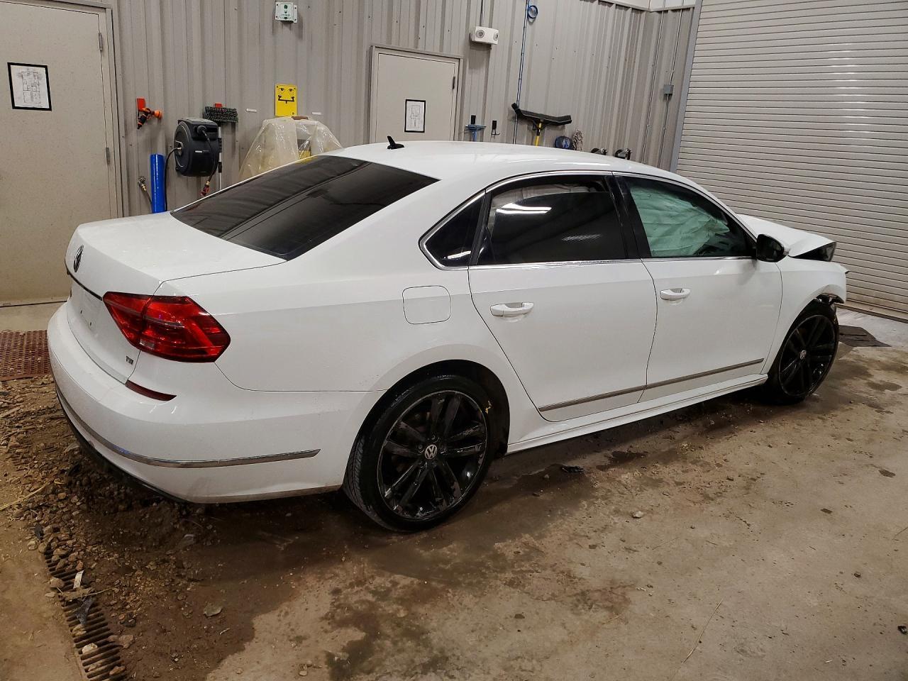 2016 VOLKSWAGEN Passat
