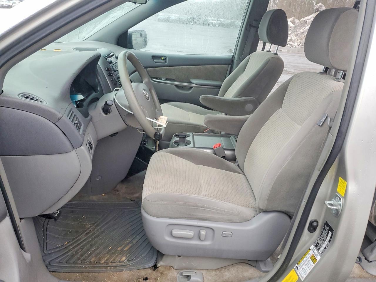 2010 TOYOTA SIENNA