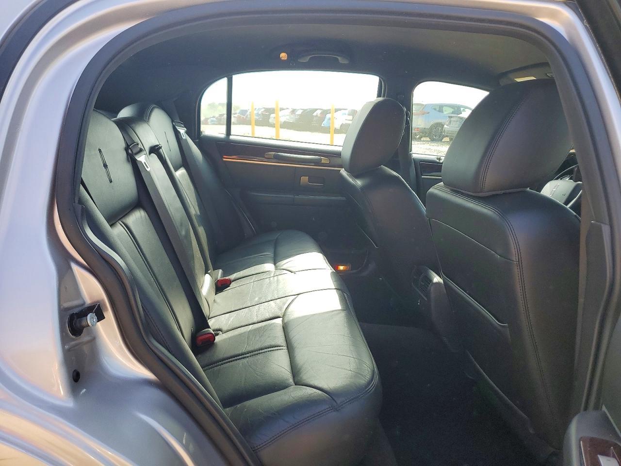 2011 LINCOLN Town Car