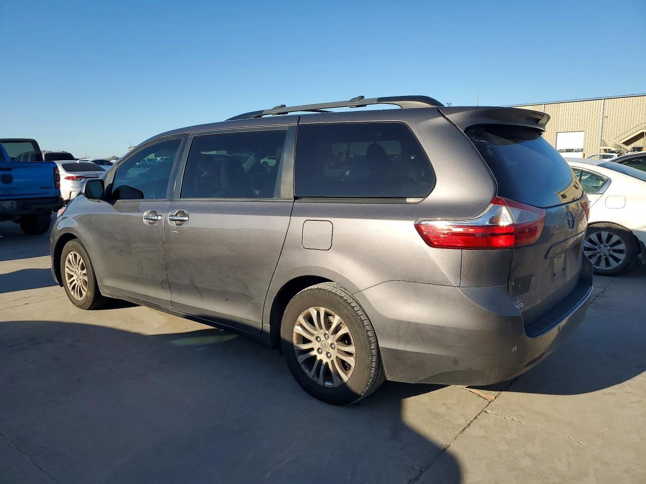 2017 TOYOTA SIENNA