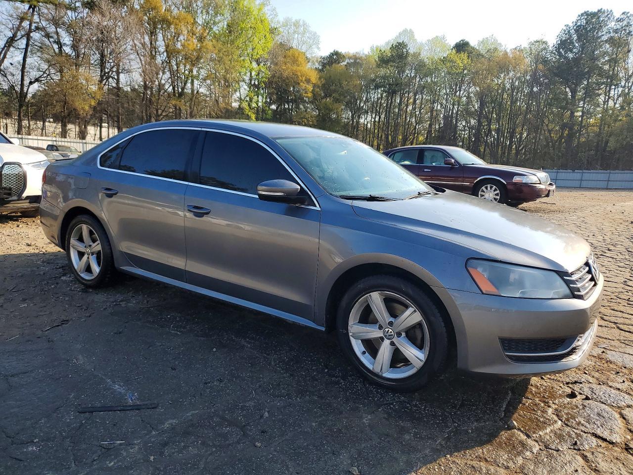2013 VOLKSWAGEN Passat