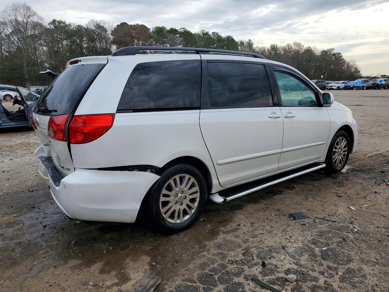 2010 TOYOTA SIENNA