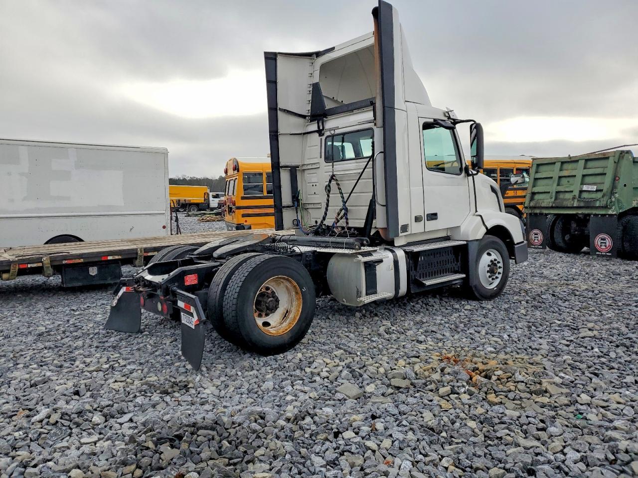 2017 VOLVO VNL