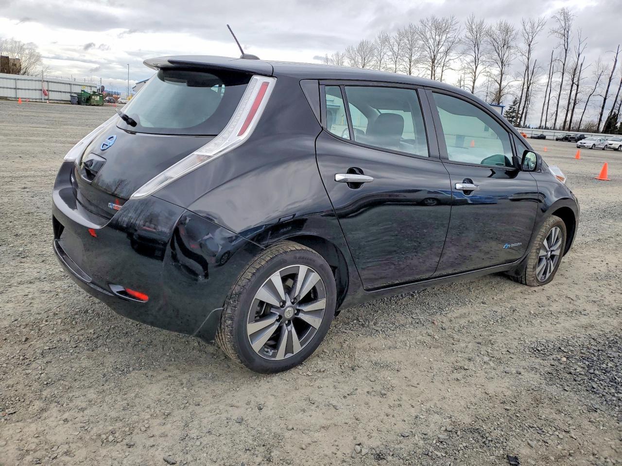 2015 NISSAN LEAF