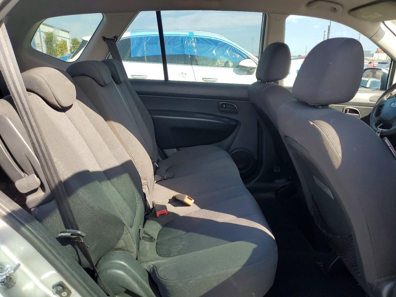 2010 KIA RONDO