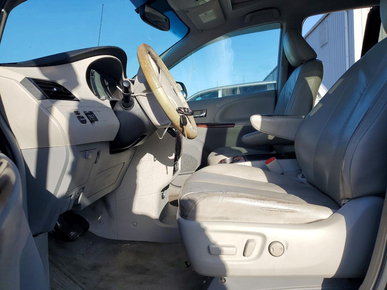 2011 TOYOTA SIENNA