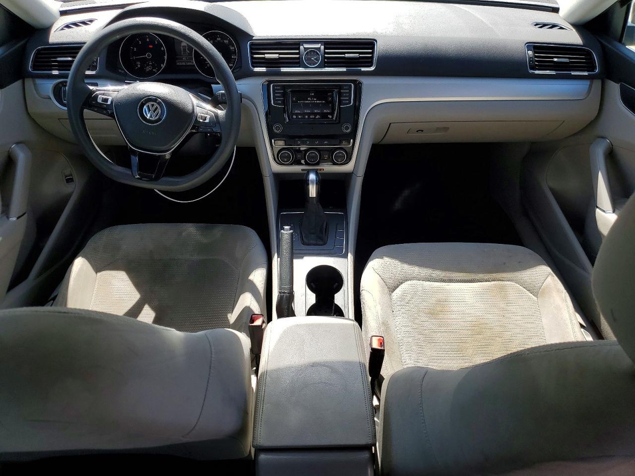 2017 VOLKSWAGEN Passat