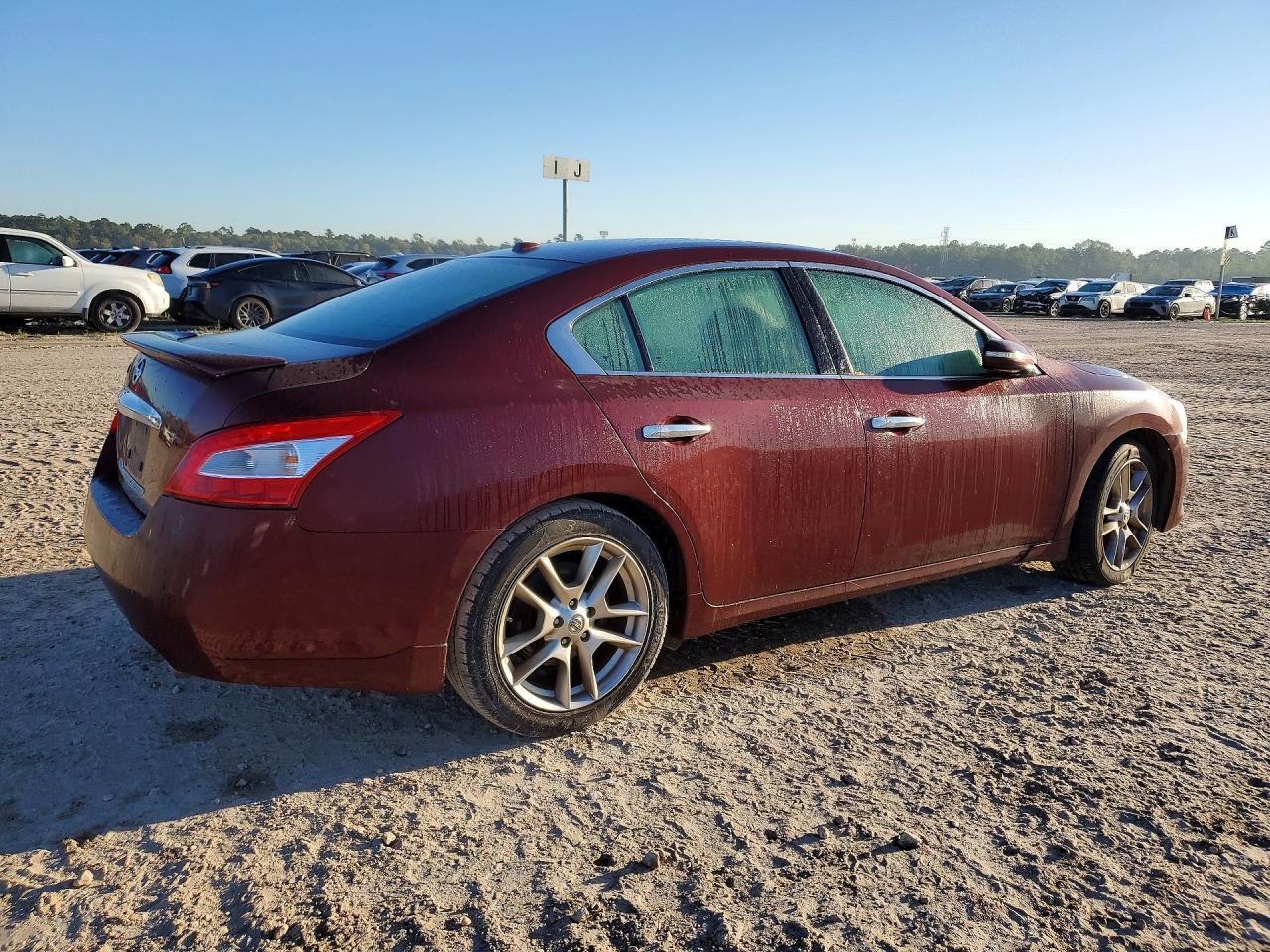 2010 NISSAN Maxima