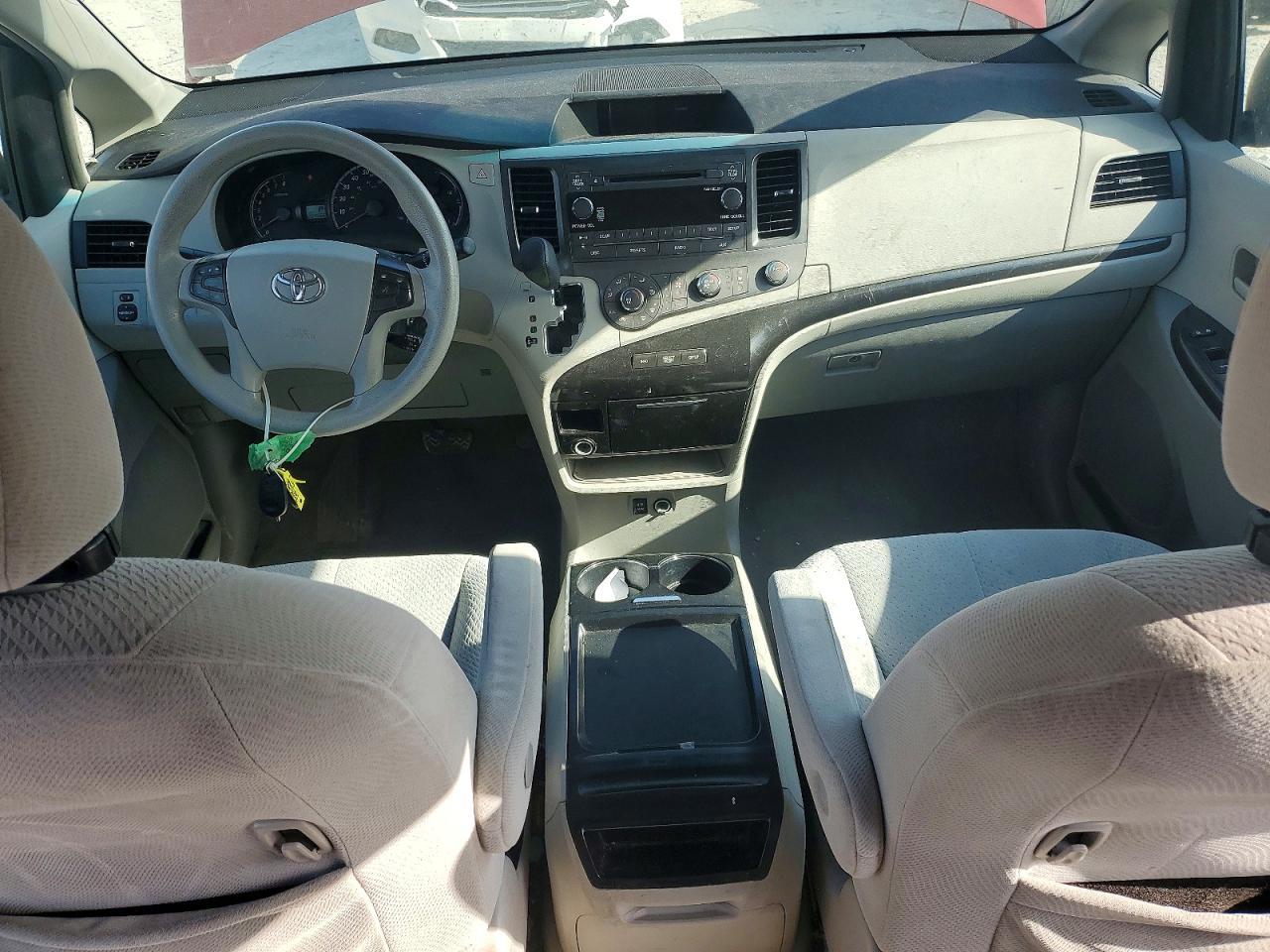 2011 TOYOTA SIENNA