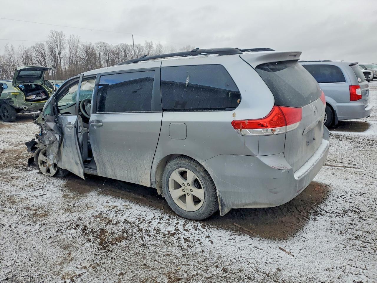 2011 TOYOTA SIENNA