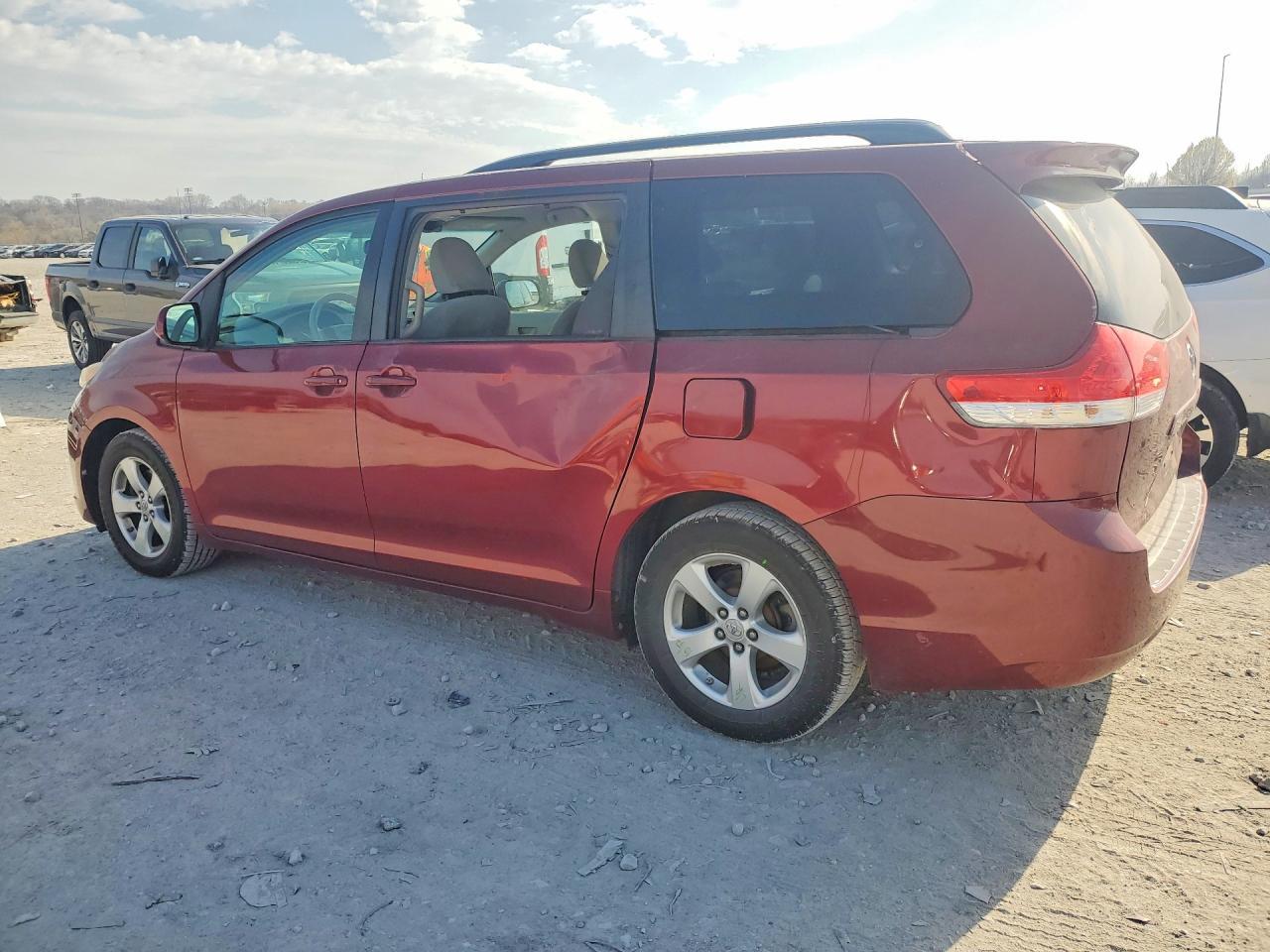 2011 TOYOTA SIENNA