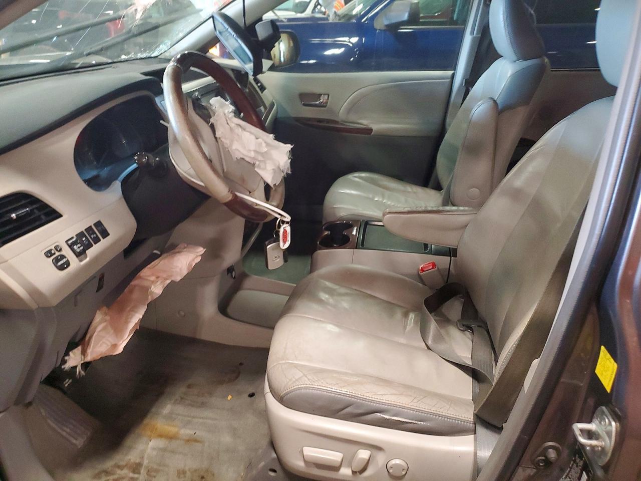 2011 TOYOTA SIENNA
