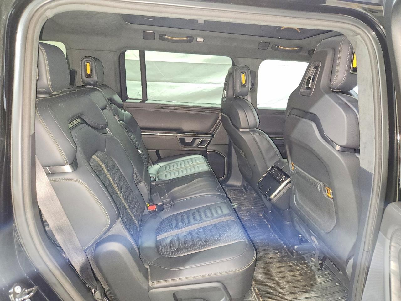 2022 RIVIAN R1s