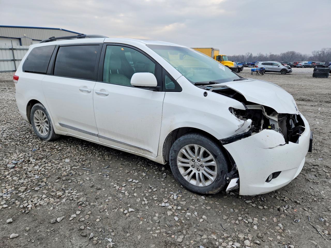 2014 TOYOTA SIENNA
