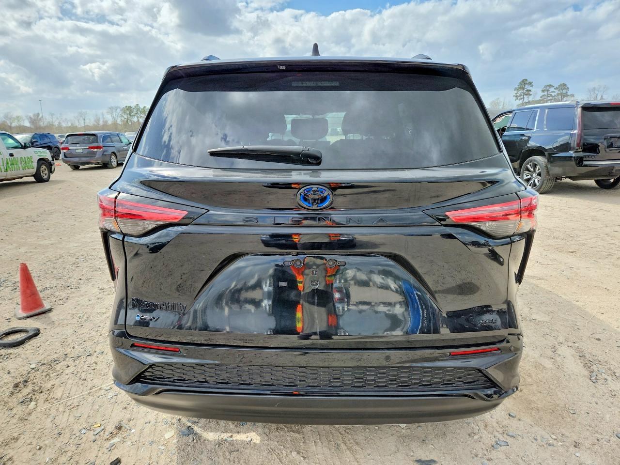 2025 TOYOTA SIENNA