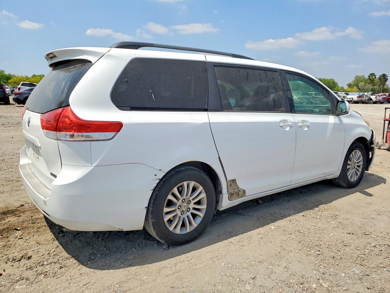 2011 TOYOTA SIENNA