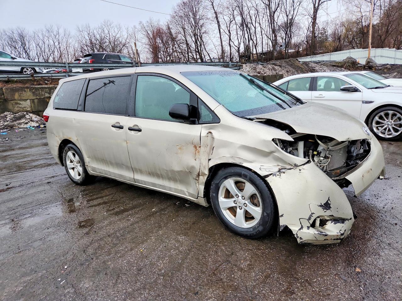 2015 TOYOTA SIENNA