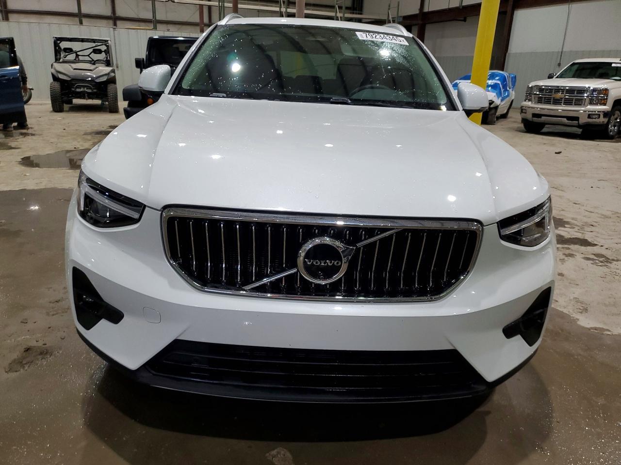 2025 VOLVO XC40