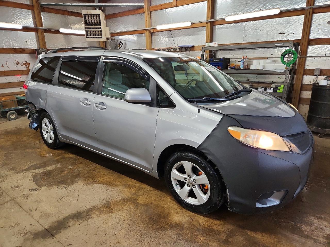 2011 TOYOTA SIENNA