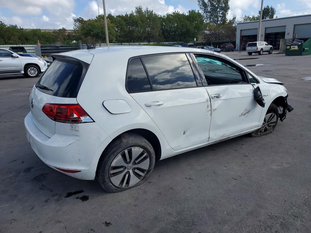 2016 VOLKSWAGEN e-Golf
