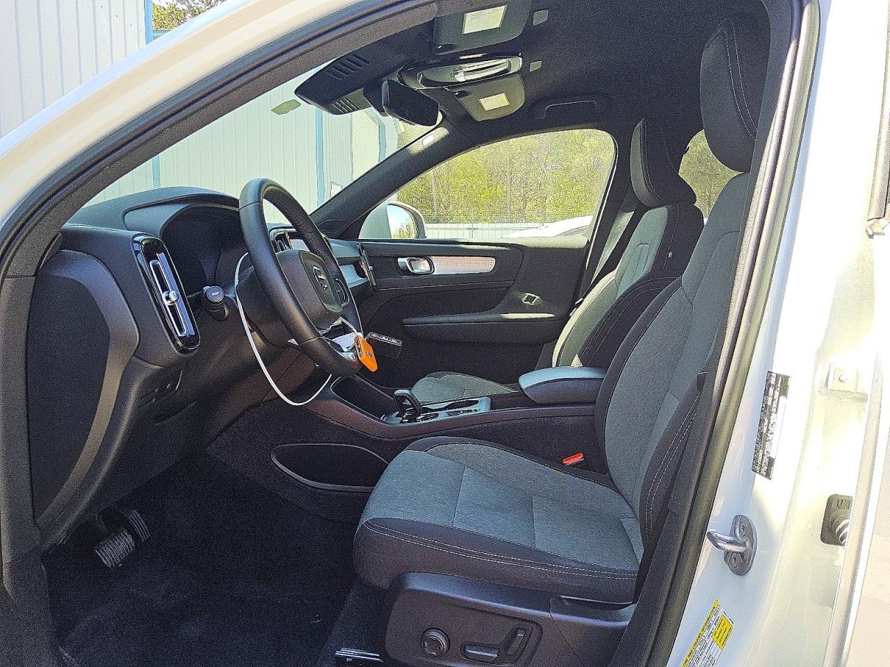 2023 VOLVO XC40