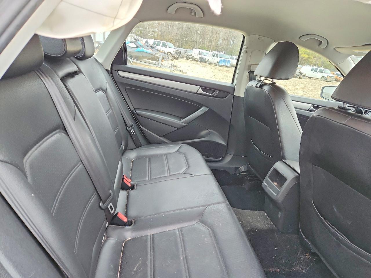 2014 VOLKSWAGEN Passat