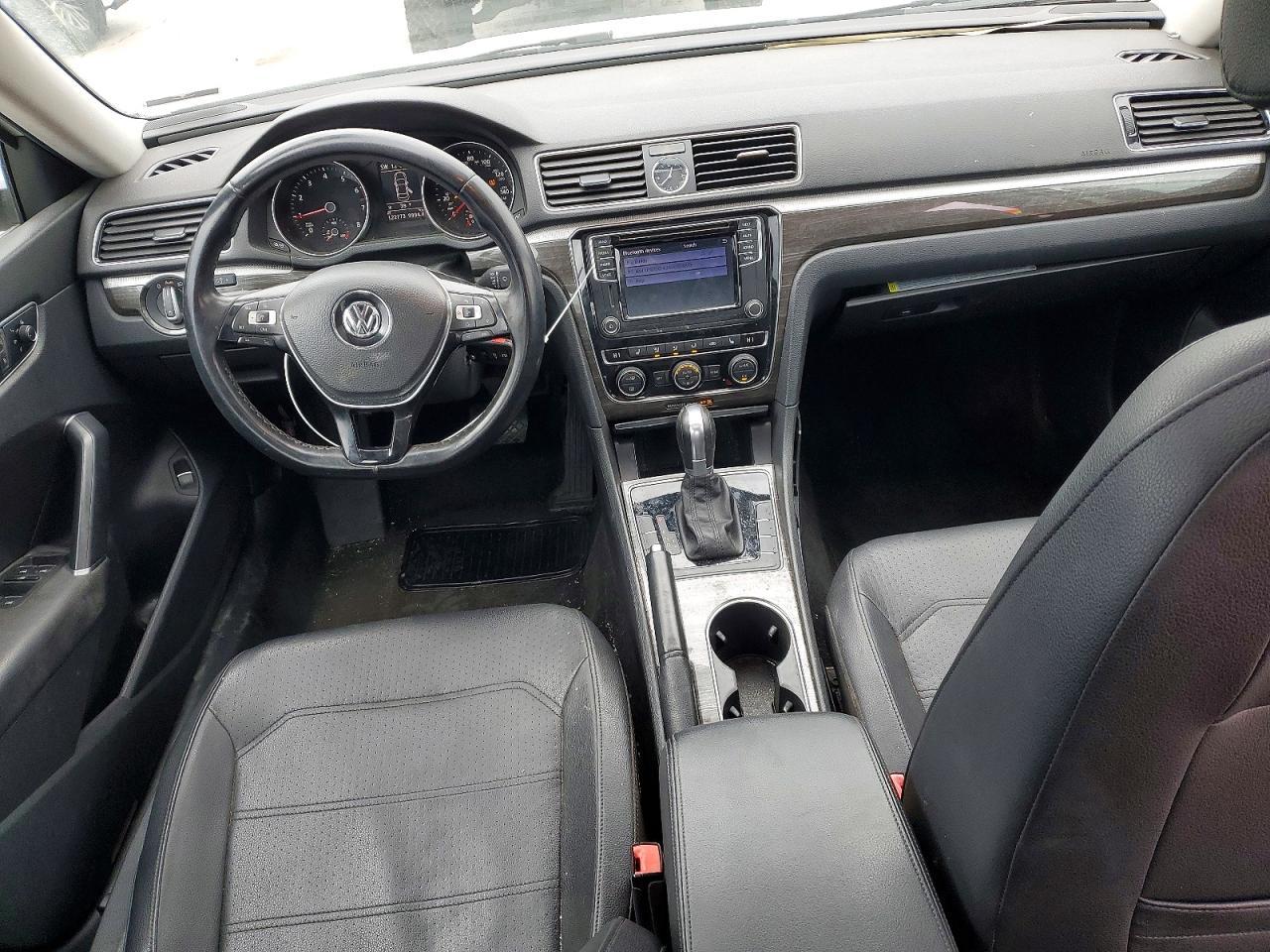 2016 VOLKSWAGEN Passat