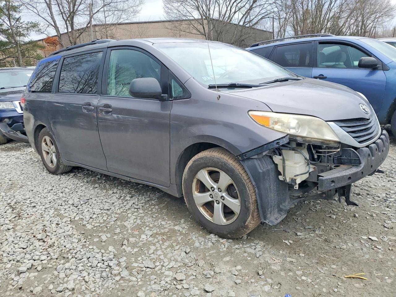 2011 TOYOTA SIENNA