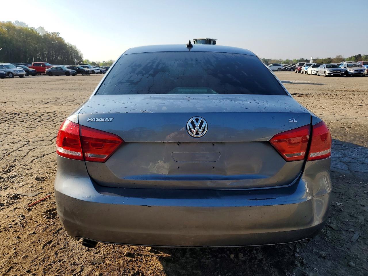 2013 VOLKSWAGEN Passat