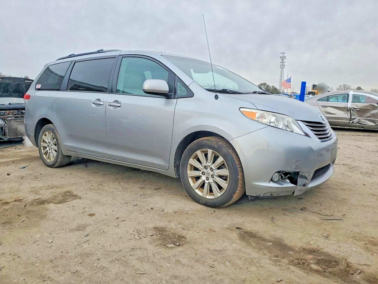 2011 TOYOTA SIENNA