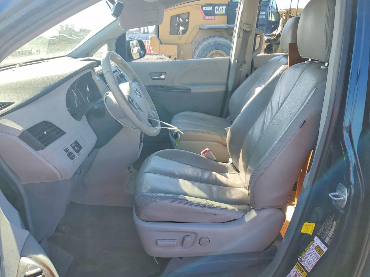 2012 TOYOTA SIENNA