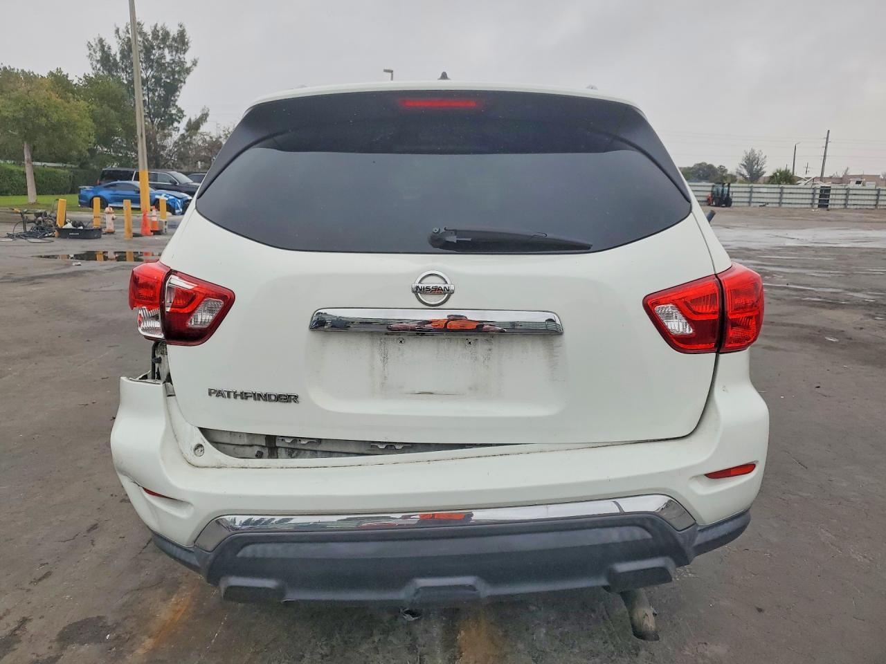 2017 NISSAN Path Finde