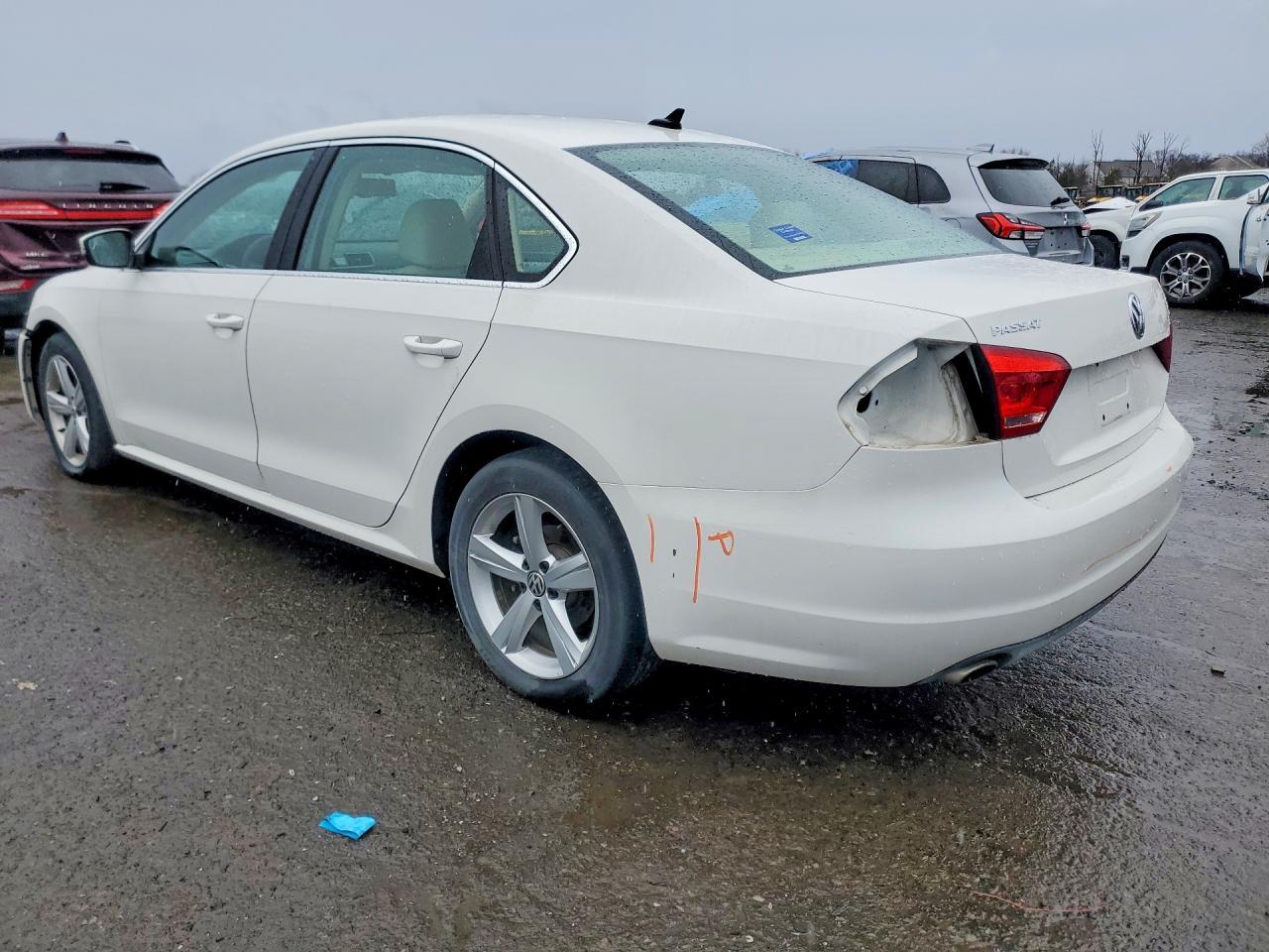 2012 VOLKSWAGEN Passat