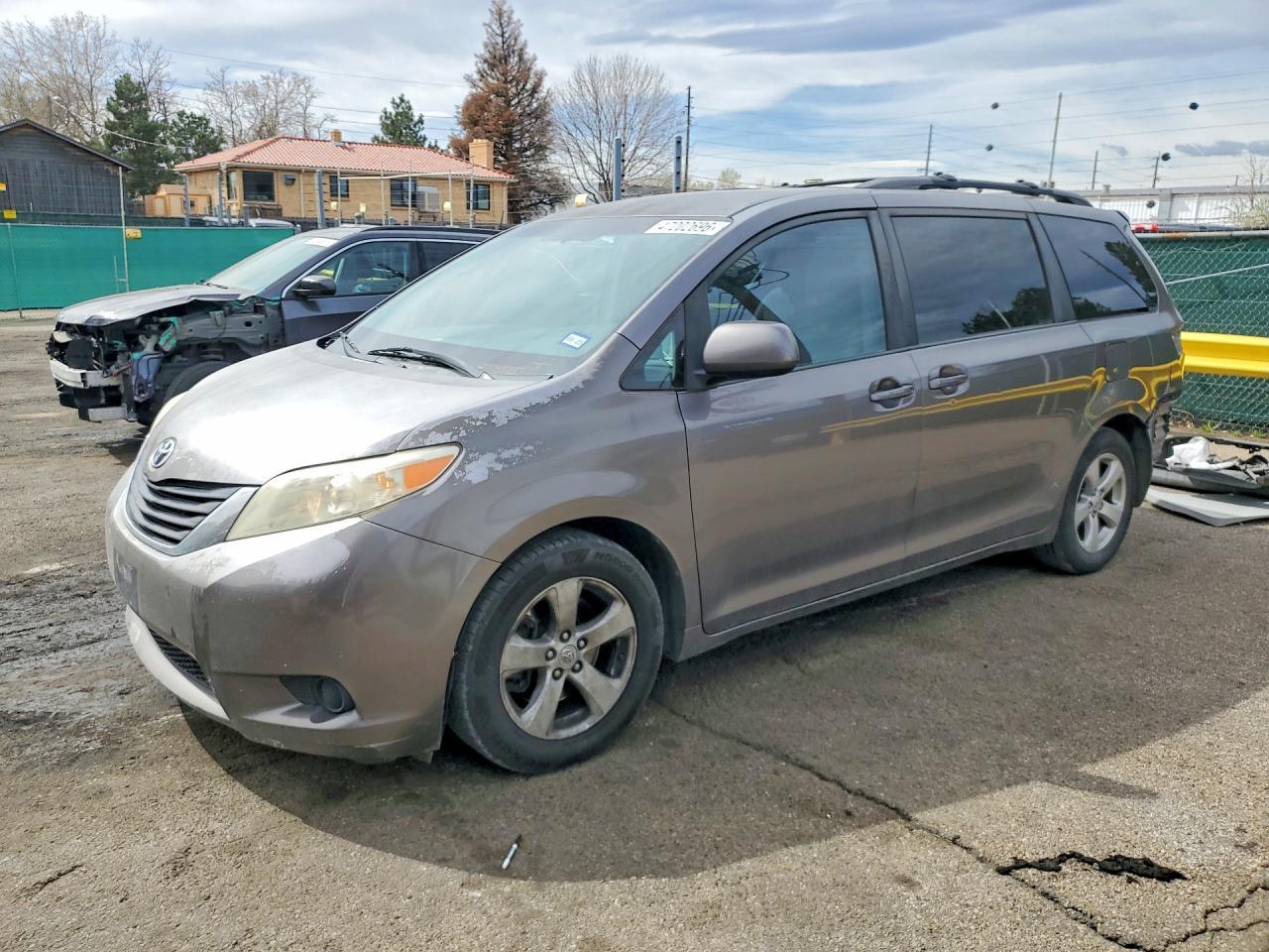 2011 TOYOTA SIENNA